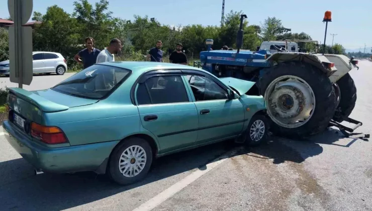 Samsun’da traktörle otomobil çarpıştı, 2 kişi yaralandı